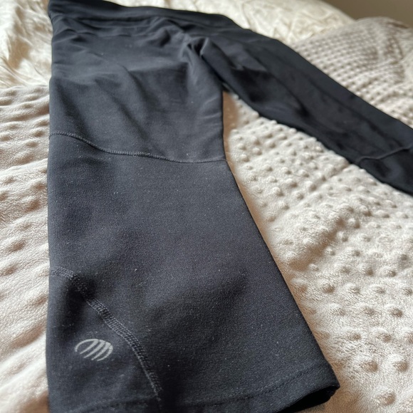 MPG mid-rise capri leggings - Picture 8 of 12